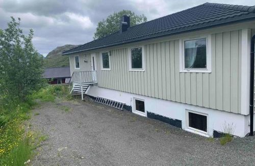Flakstad Apartment | Leilighet med balkong og havutsikt på Napp.