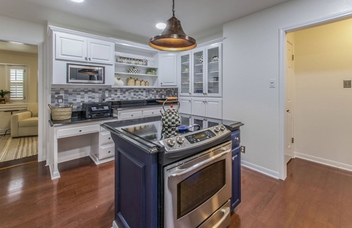 Salado House | Leisure stroll to Salado Creek, golf, walk Downtown. Screened porch!
