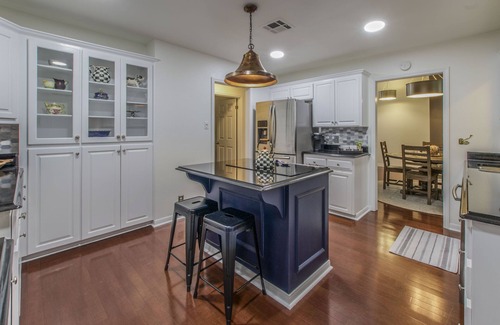 Salado House | Leisure stroll to Salado Creek, golf, walk Downtown. Screened porch!
