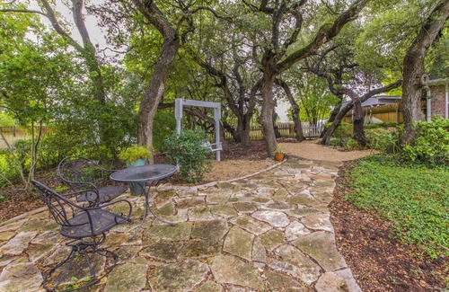 Salado House | Leisure stroll to Salado Creek, golf, walk Downtown. Screened porch!