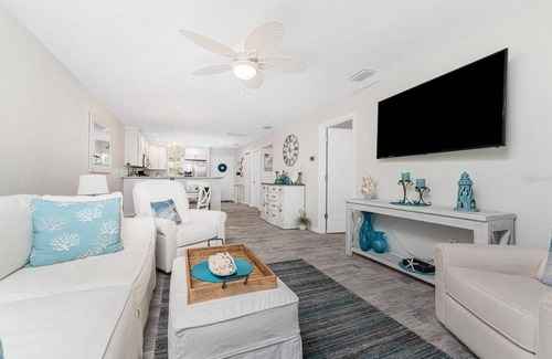 Grove City Condo | Lemon Bay Hidden Gem-10 minutes to Gulf of Mexico