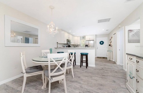 Grove City Condo | Lemon Bay Hidden Gem-10 minutes to Gulf of Mexico