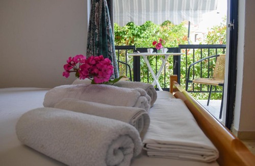 Foinikounta Apartment | Lemon studio with garden close to the beach