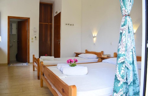 Foinikounta Apartment | Lemon studio with garden close to the beach