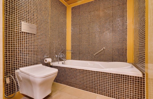 Bistupur Hotel | Lemon Tree Hotel Centre Point Jamshedpur