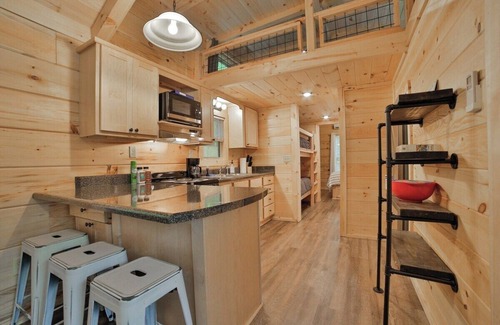 Lookout Valley Neighborhood Association Apartment | Lena Cabin | Wooded Tiny Cabin - Hot Tub