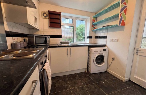 Easton House | Lena St - 3 Bedroom House - Sleeps 6 - WiFi