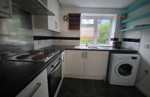 Easton House | Lena St - 3 Bedroom House - Sleeps 6 - WiFi