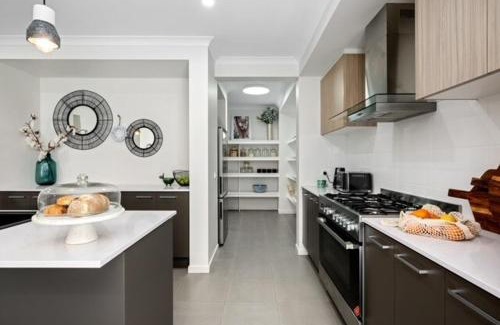 Leneva House | Leneva Spacious & Stylish Stay