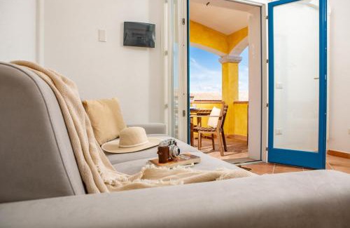 Porto Pozzo Apartment | LEONE FLAT VII & Private Terrace with SEA VIEW
