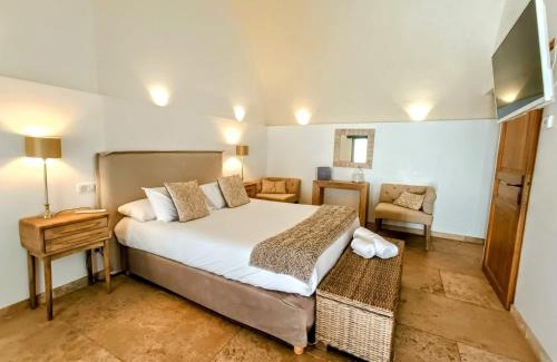 Sainte-Julie Hotel | Les Chambres De La Renaissance