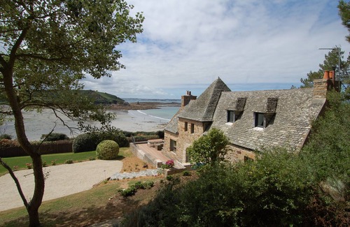 Plougasnou Villa | Les Gabelous, sleeps 9, direct beach access and panoramic sea view