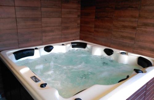 Camparan House | Les GITES DE CAMPARAN - gîte "la BERGERIE AVEC SPA"