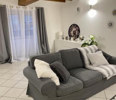 Hieres-sur-Amby Villa | LES GLYCINES