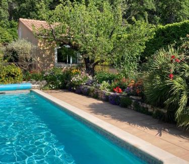 Eyragues House | Les Hauts d'Eyragues gîte Aigue Marine Meublé classé 4 étoiles