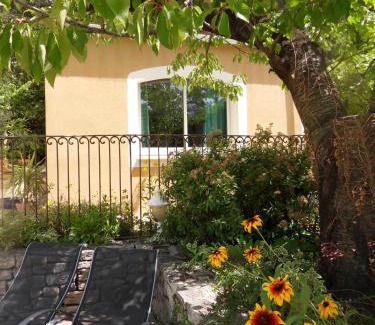 Eyragues House | Les Hauts d'Eyragues gîte Aigue Marine Meublé classé 4 étoiles