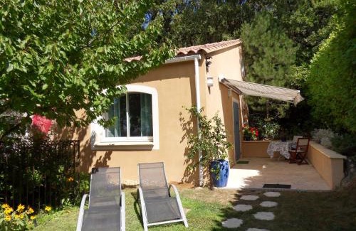 Eyragues House | Les Hauts d'Eyragues gîte Aigue Marine Meublé classé 4 étoiles