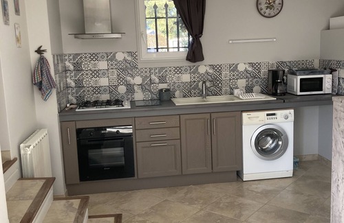 Robion House | LES LAURIERS 60m2 gite in the Luberon with garden area
