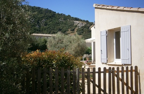 Robion House | LES LAURIERS 60m2 gite in the Luberon with garden area