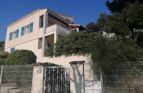 La Couronne Apartment | Les pieds dans l'eau - beach and relaxation in Martigues, just 2 minutes from Marseille".