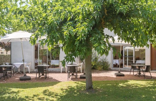 Etauliers Hotel | LES PLATANES