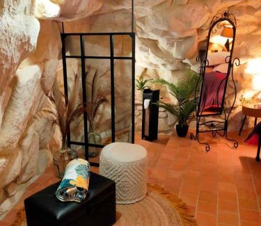 Gennes-Val-de-Loire Bed & Breakfast | Les troglos de Cumeray
