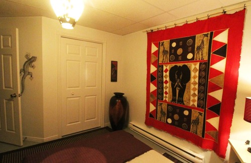 Notre-Dame-des-Monts Apartment | Les Trois Mentors : Ghandi, Mandela, Luther King