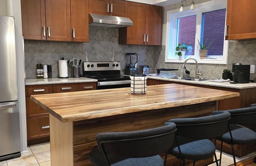 Cote-Des-Neiges—Notre-Dame-De-Grace Apartment | LeSanctuary: Central/Family & Pet Friendly/FREE Parking