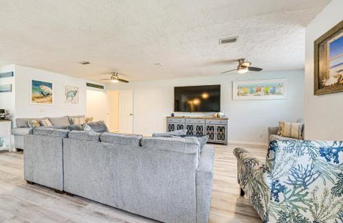 Ruskin House | Less Than 2 Mi to Beach and Marina Bright Ruskin Retreat!
