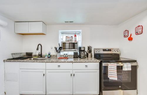 Woodlawn Apartment | Less Than 2 Mi to UChicago Pet-Friendly Getaway with Yard