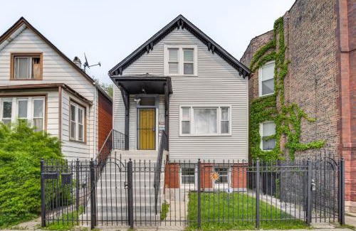 Woodlawn Apartment | Less Than 2 Mi to UChicago Pet-Friendly Getaway with Yard