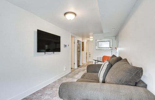 Woodlawn Apartment | Less Than 2 Mi to UChicago Pet-Friendly Getaway with Yard