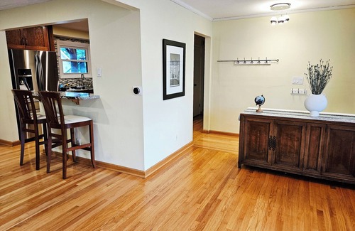 Buckingham Lake - Crestwood House | Less than 2mi to SUNY Albany+Driveway+WFH+SmartHome+Kid-Friendly+Backyard Movies
