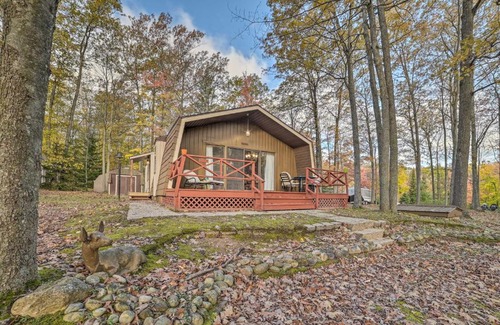 Higgins Lake House | Less Than 3 Mi to Higgins Lake Roscommon Cabin with Deck