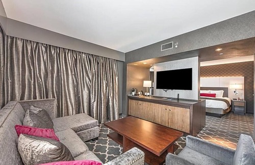 Whitehaven Apartment | Less than a 5-minute walk from Elvis Presley's Graceland Mansion .
