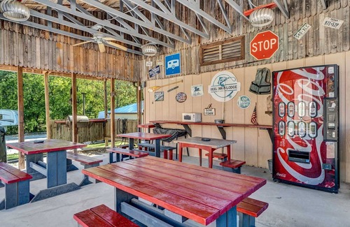 Quitman House | Less than a mile from Lake Fork-UPDATED-Crappie Cabin - Rm 5
