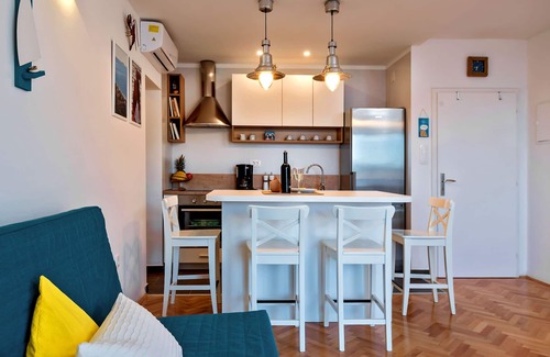Komiza Apartment | LET THE SUNSHINE IN APARTMENT