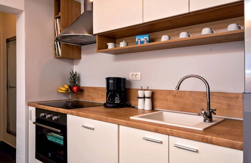 Komiza Apartment | LET THE SUNSHINE IN APARTMENT