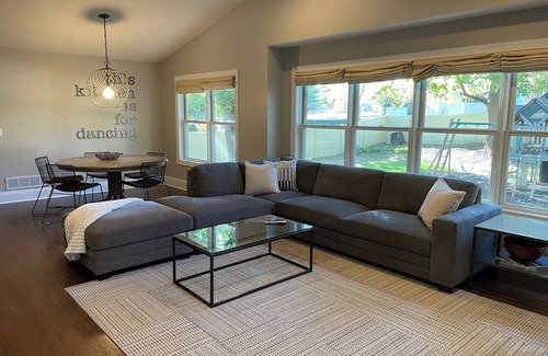 Edina House | Let Them Eat Cake! n4 bedroom, family and pet friendly house in Edina!
