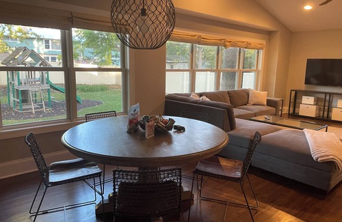 Edina House | Let Them Eat Cake! n4 bedroom, family and pet friendly house in Edina!