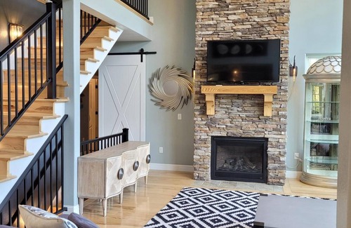 Linn Creek House | Let your family getaway begin at your waterfront home, minutes from attractions!