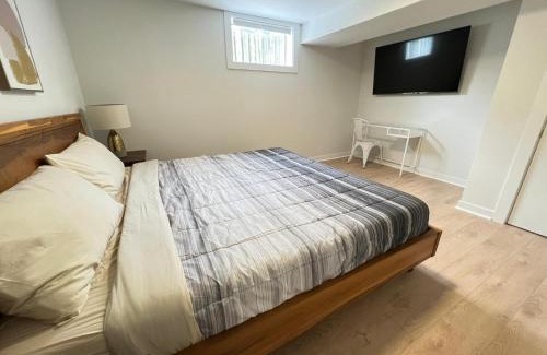 Barrie House | Letitia Heights !A Spacious and Quiet Private Bedroom with Shared Bathroom