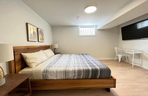 Barrie House | Letitia Heights !A Spacious and Quiet Private Bedroom with Shared Bathroom