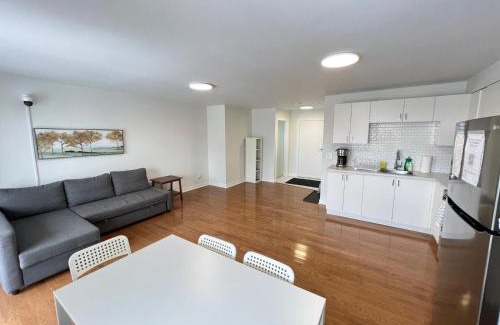 Barrie House | Letitia Heights !A Spacious and Quiet Private Bedroom with Shared Bathroom