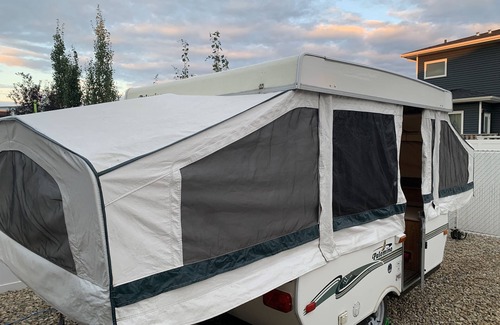 Red Deer House | Lets Go Camping Easy Pull Luxury Tent Trailer.