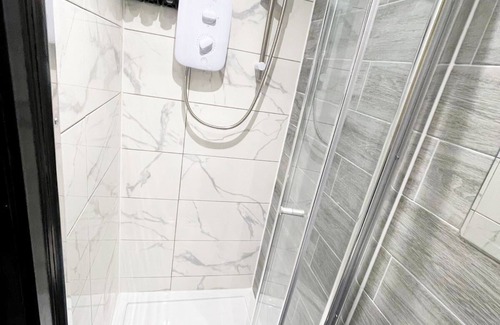 Rayners Lane Apartment | Letzi private en-suite, North Harrow.