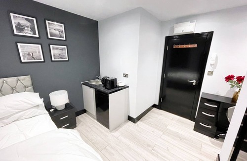 West Harrow Apartment | Letzi private en-suite, North Harrow.