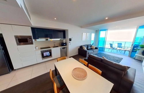 Surfers Paradise Apartment | Level 27 Oceanview Apt | In Hilton-Signed Building + Carpark