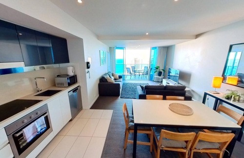 Surfers Paradise Apartment | Level 27 Oceanview Apt | In Hilton-Signed Building + Carpark