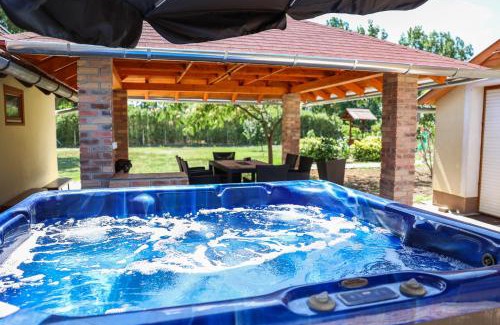 Bekesszentandras House | Levendulás Tanya Szarvas - Jakuzzi és medence